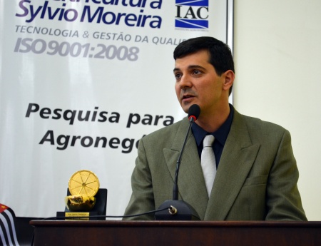 Pesquisador do Fundecitrus recebe prêmio de Engenheiro Agrônomo Destaque de 2013