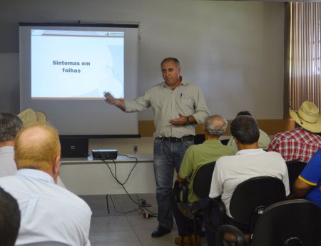 Engenheiro agrônomo do Fundecitrus dá palestra sobre cancro cítrico e greening em Goiás