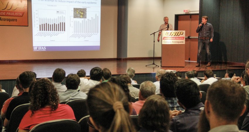 Seminário internacional sobre a citricultura da Flórida reúne mais de 120 pessoas em Araraquara